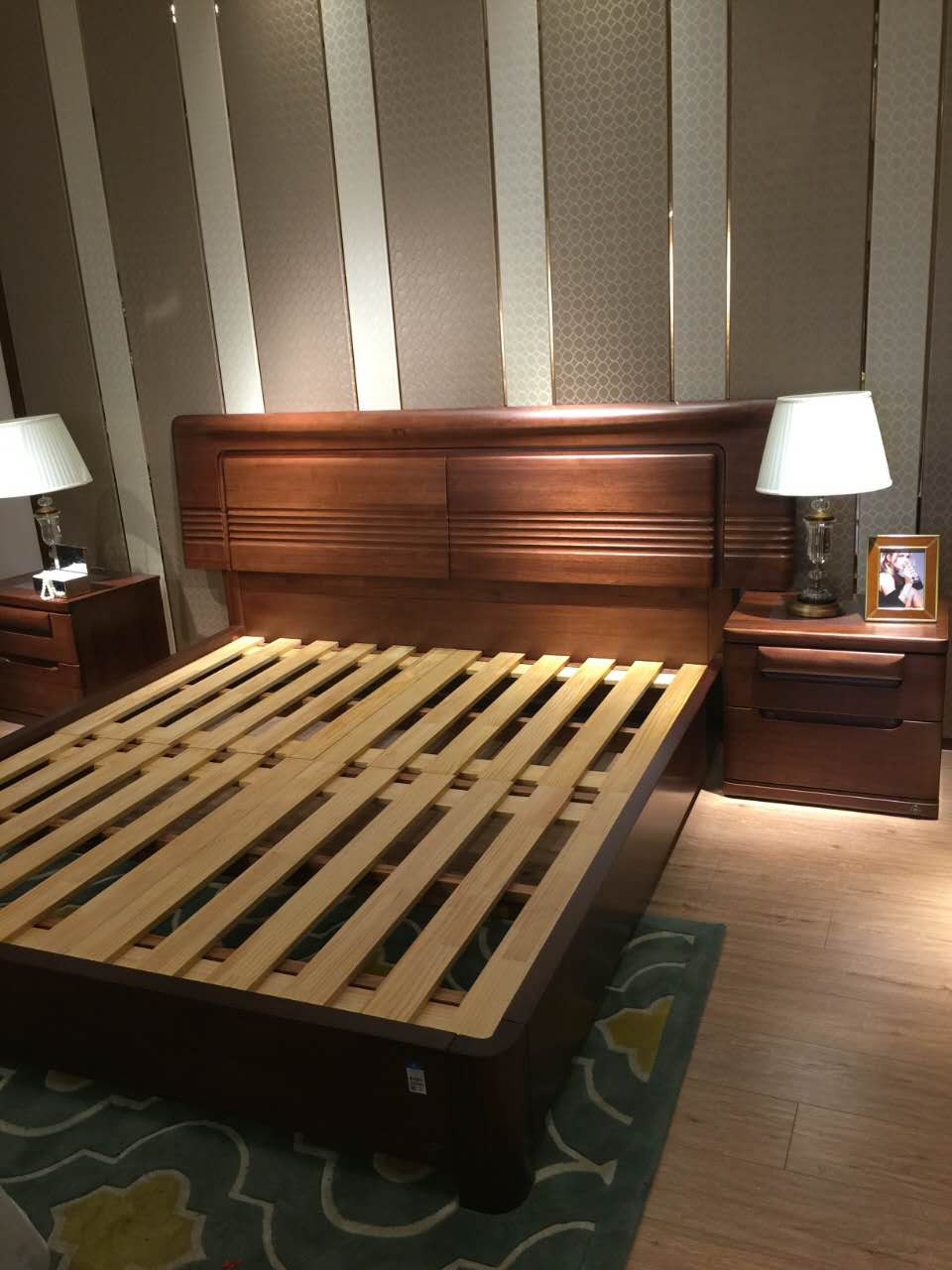 南洋迪克 北欧现代高品味实木家具 胡桃一号 床